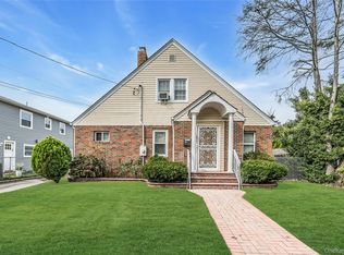 830 Davis Ave, Uniondale, NY 11553