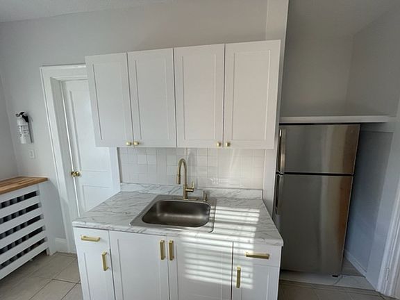 3rd image of 300 Elm Pl APT 6A