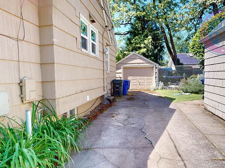 2605 NE 9th Ave — Photo 26
