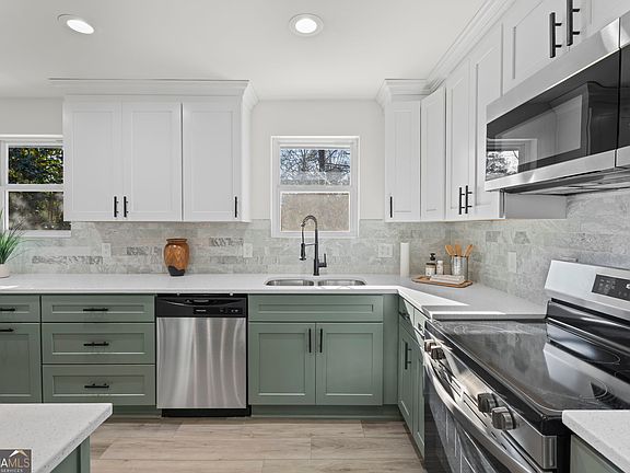 3rd image of 30 Roseberry Dr