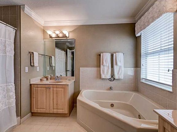 4th image of 14304 S Royal Cove Cir