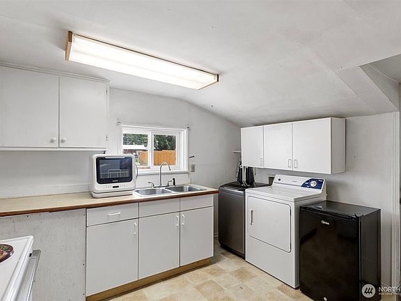 5th image of 415 Broadway Avenue