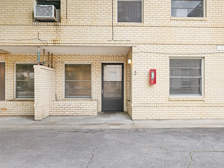 517-523 S Travis St #3 — Photo 2