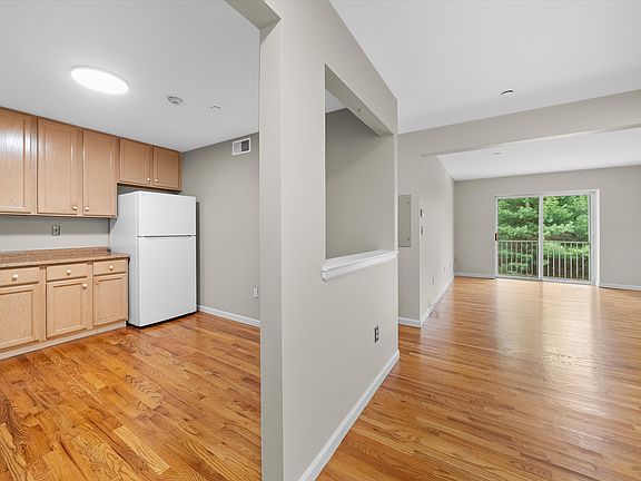5th image of 10-12 Chestnut St #206A