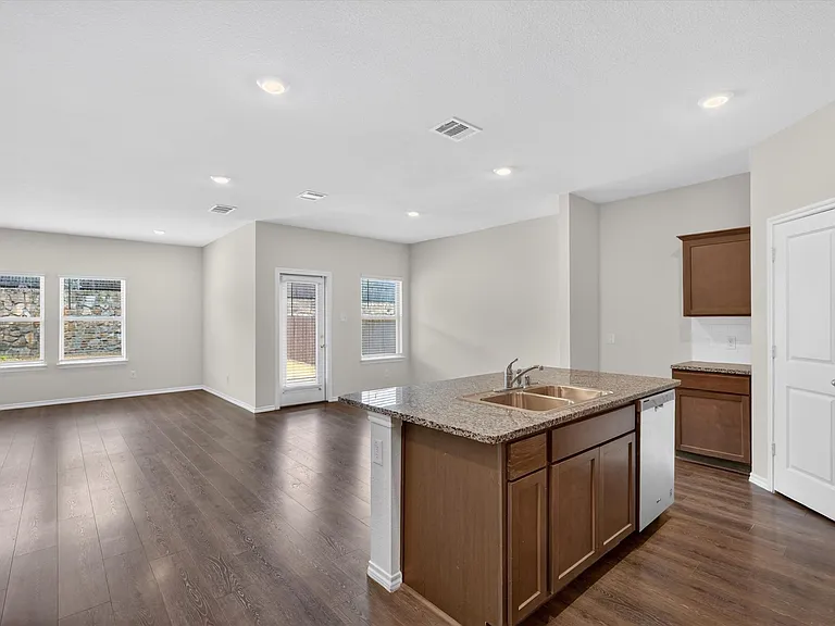 2109 Muscovy St — Photo 12