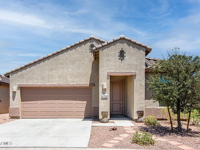 41960 W Morning Glory Way — Photo 1