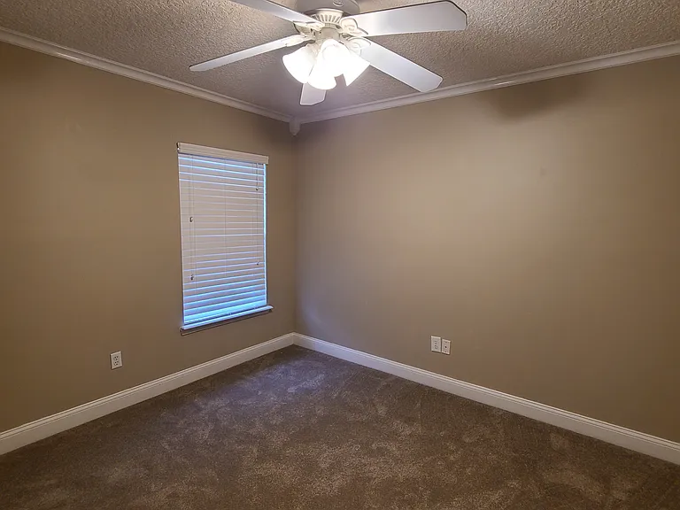 804 Esquire Ln — Photo 13