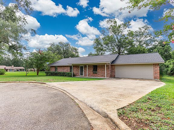 2nd image of 300 Oak Ln