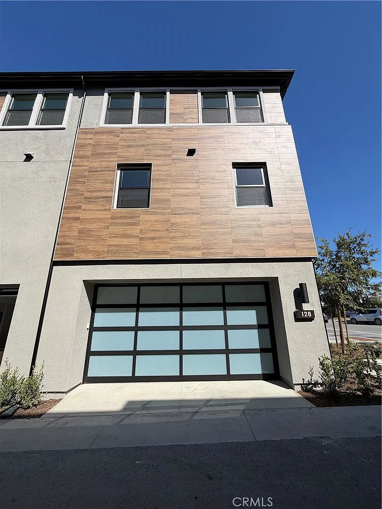 4 bed, 3.5 bath, 2137 sqft, $6,000 — Photo 3