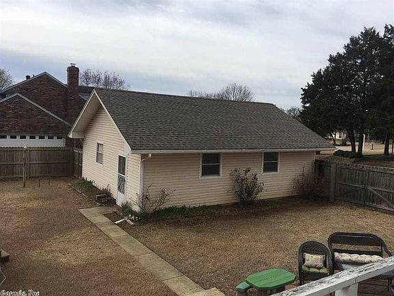 4th image of 15 Jamestown Dr