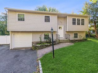 85 Serene Pl, Hauppauge, NY 11788