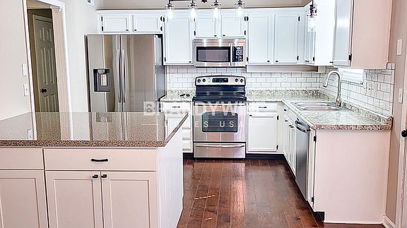 4th image of 906 SW Hereford Dr