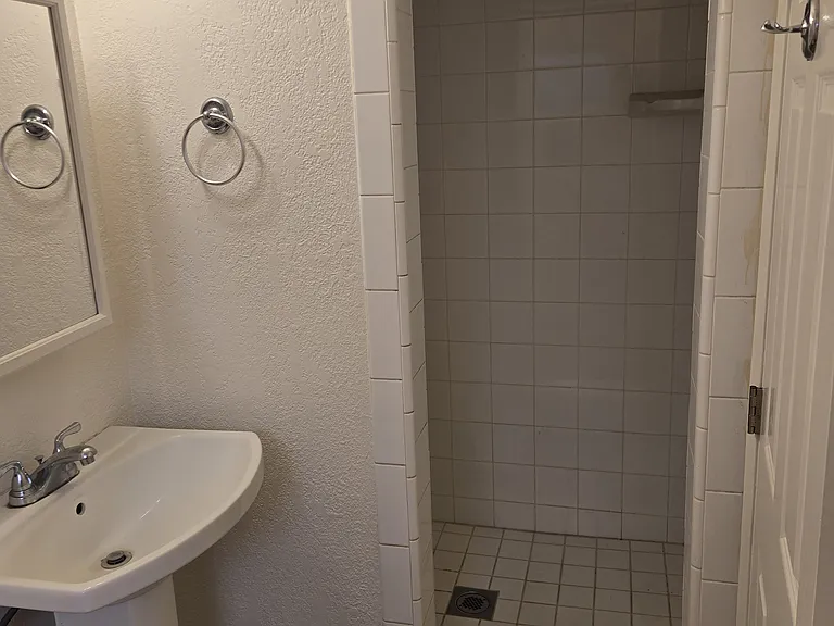 139 W Manchester Blvd #6 — Photo 3