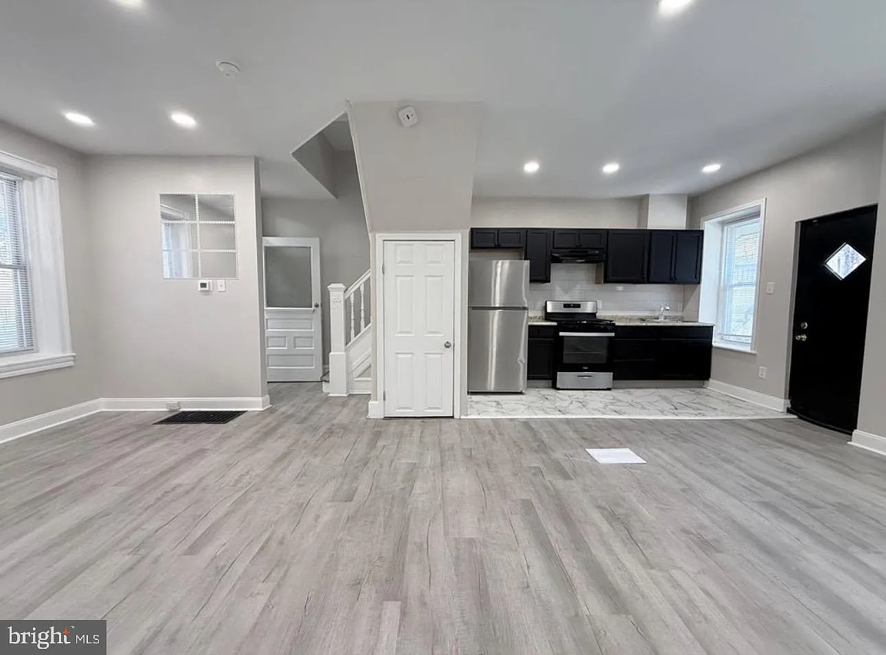4 bed, 1.0 bath, 1180 sqft, $1,750 — Photo 2