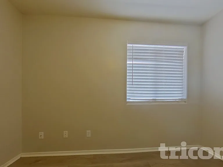 2215 S 83rd Ln — Photo 10