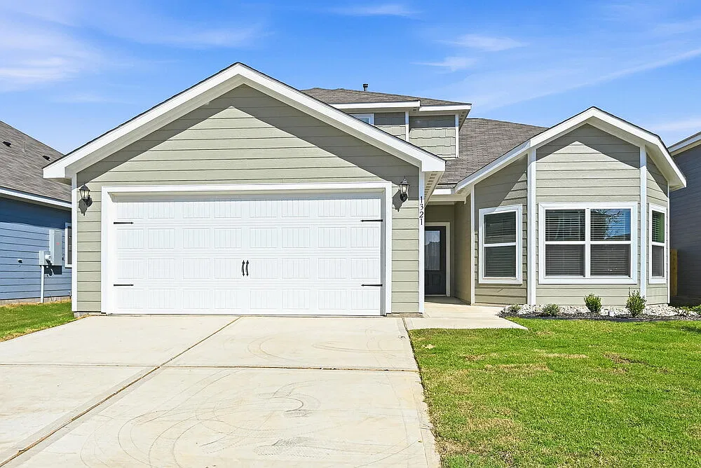 4 bed, 2.5 bath, 2131 sqft, $2,350 — Photo 1
