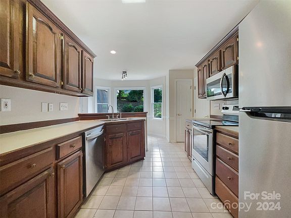 2nd image of 1812 Southridge Dr