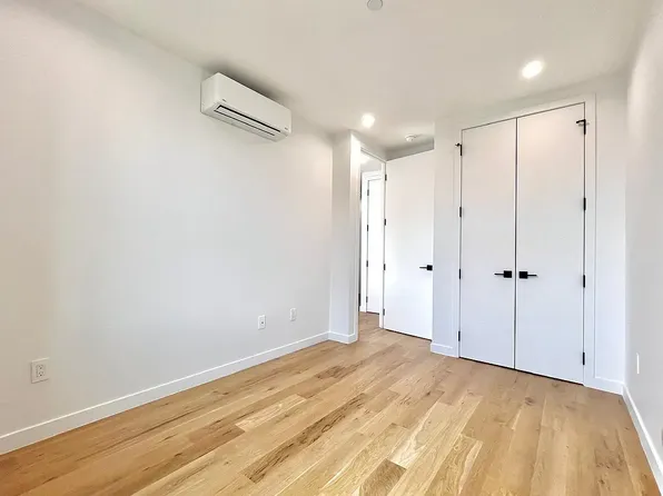 27-10 Crescent Street image 9 of 11