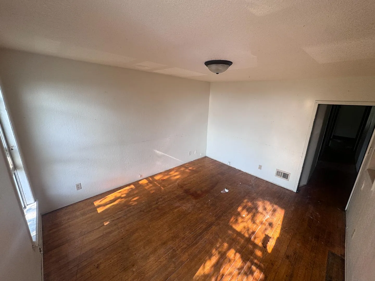 307 W 4th St - Upper — Photo 3