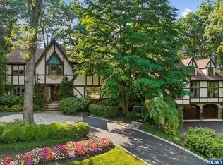 314 Freemans Ln, Franklin Lakes, NJ 07417