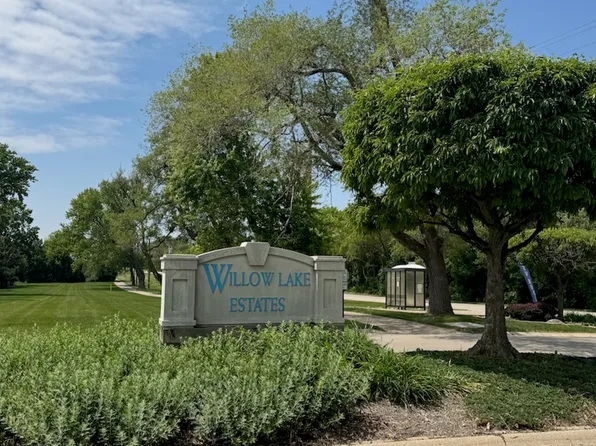 1124 Bayside Rd, Elgin, IL 60123