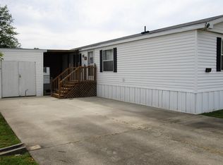 1080 W 7th St, Flora, IL 62839