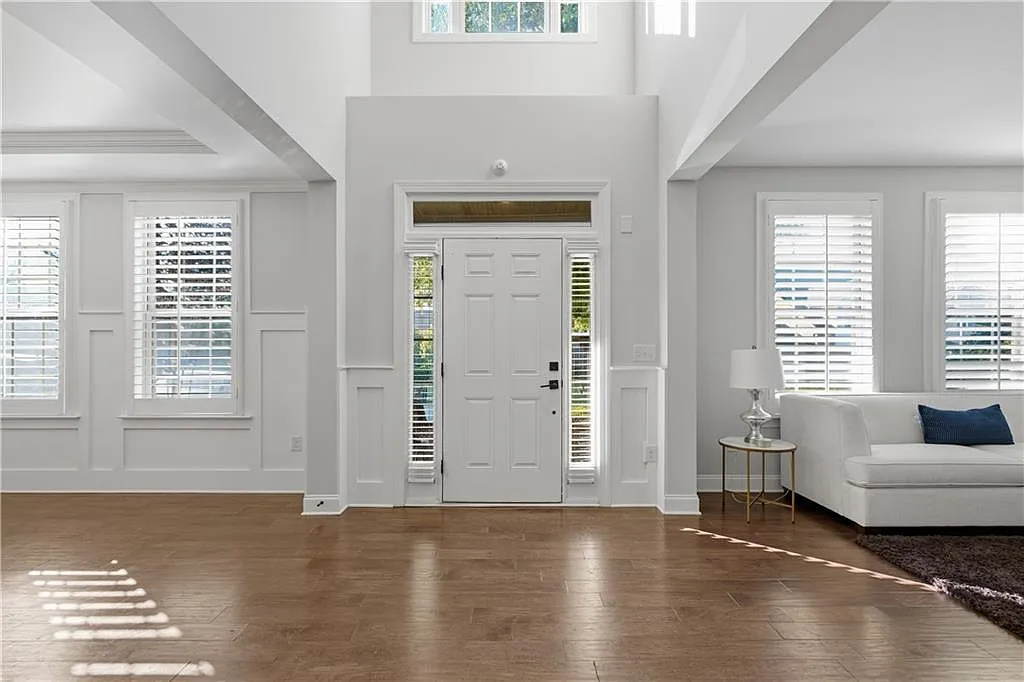 5 bed, 4.0 bath, 4295 sqft, $4,100 — Photo 2