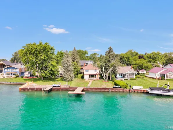 429 Edgewater Dr, Algonac, MI 48001