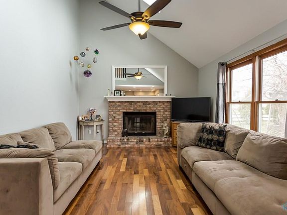 3rd image of 625 Streamview Dr