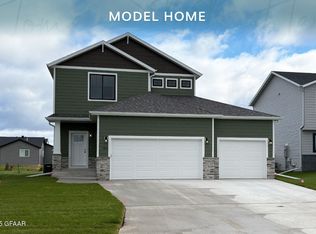 384 Hummel Ct, Grand Forks, ND 58201