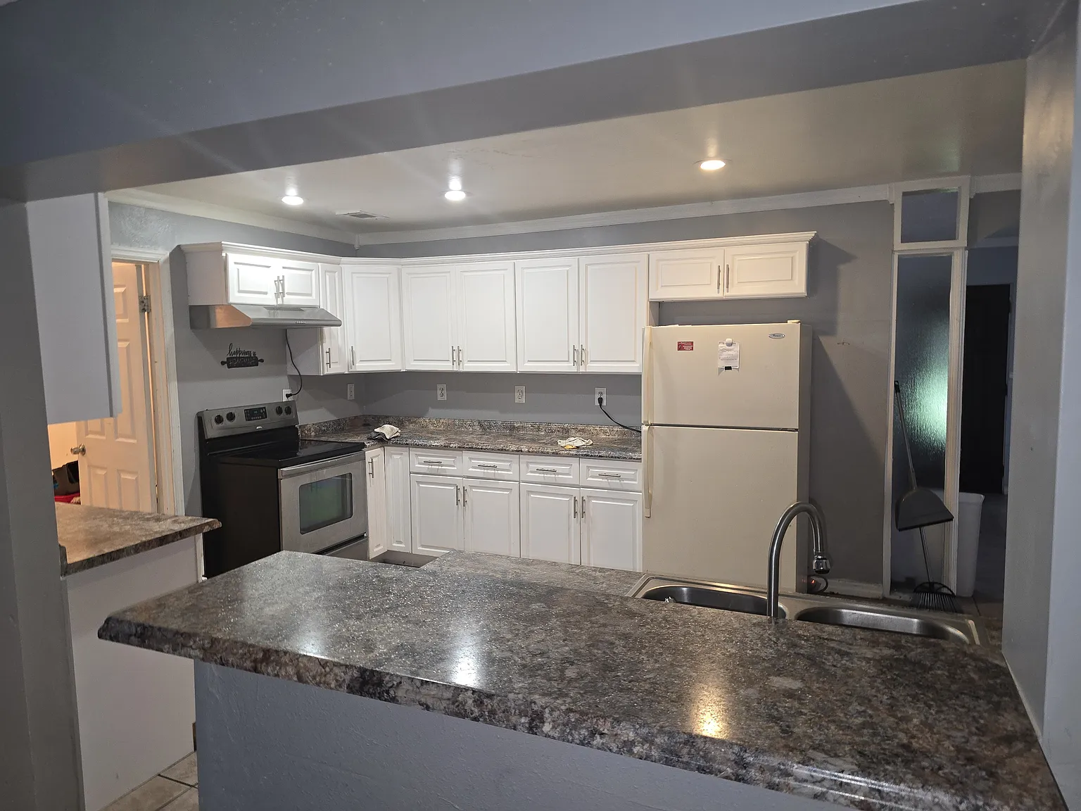 6 bed, 2158 sqft, $3,300 — Photo 2