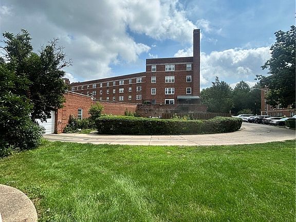 4th image of 13800 Fairhill Rd Unit 318