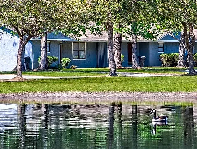 Country Lakes Apartments — Photo 1