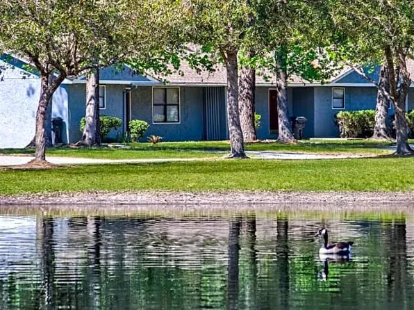 Country Lakes Apartments