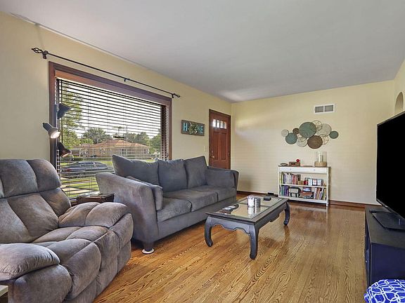 3rd image of 830 Lombard AVENUE