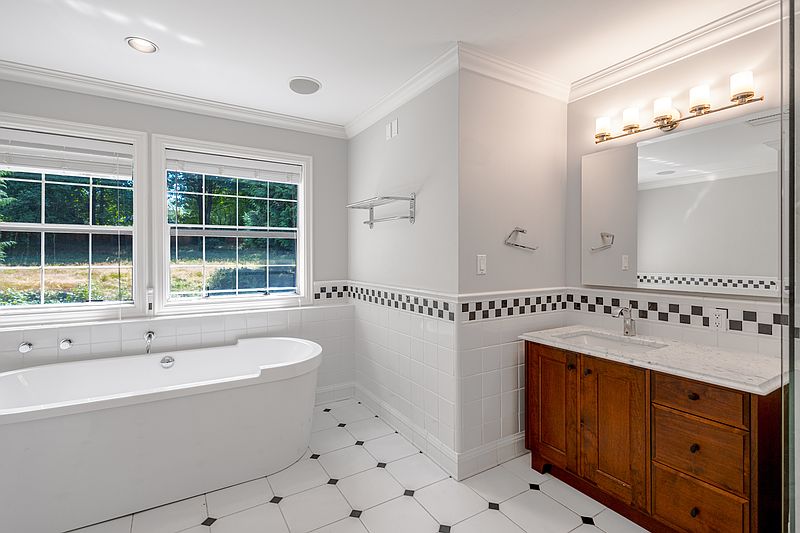 Surrey House for rent - 8 Bedrooms — photo 18