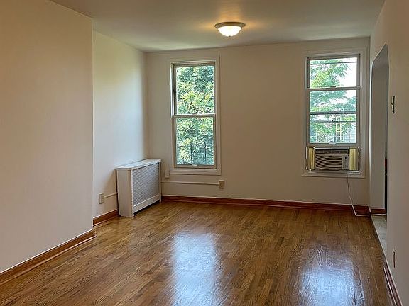 2nd image of 250 19th St APT 4