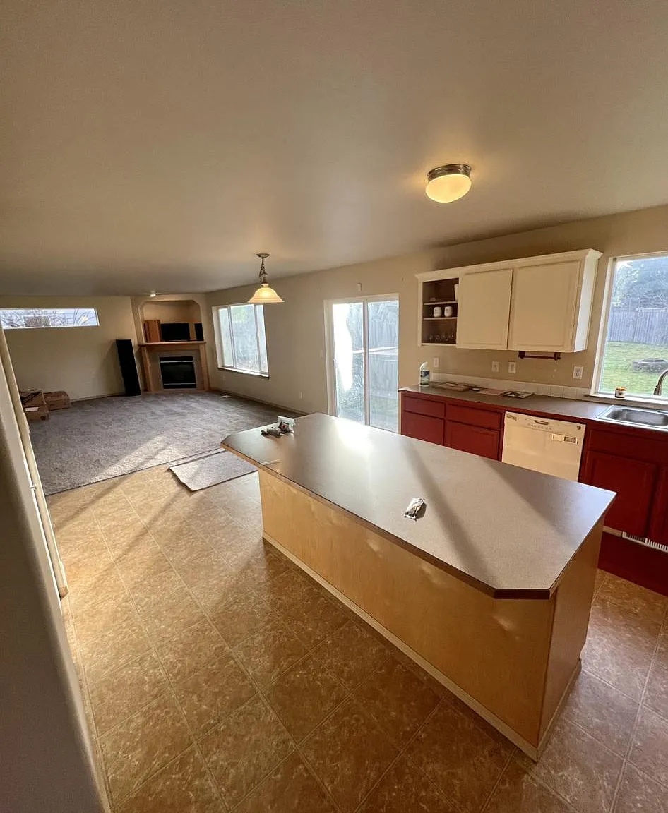4 bed, 2490 sqft, $3,400 — Photo 4