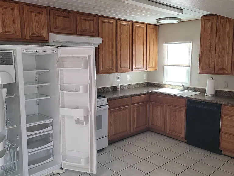 2726 N Estrella Ave — Photo 3
