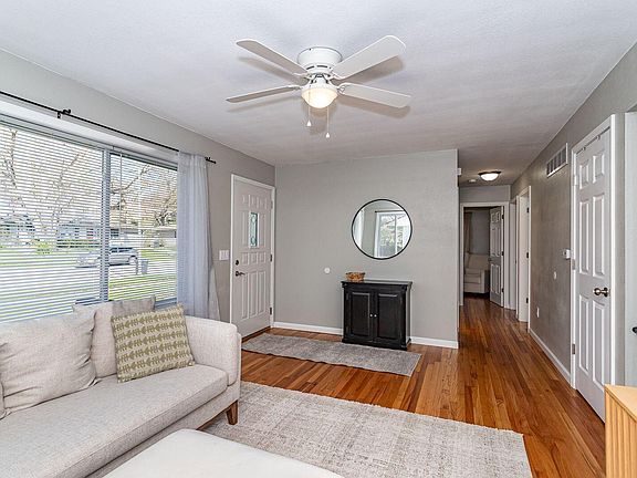 3rd image of 1402 Meadowlane Ave