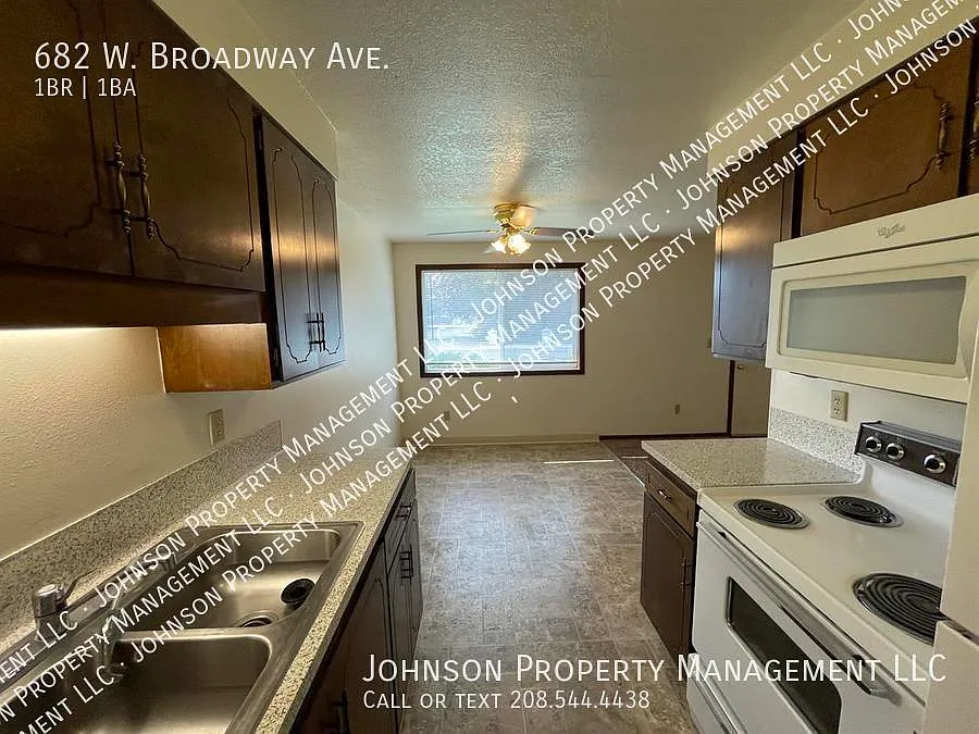 Central Meridian Affordable Ground level unit with W/D Hookups! — Photo 4