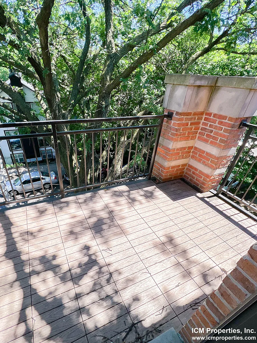 Building Photo - 2306 N Greenview Ave #1