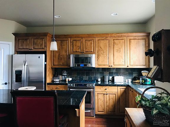 3rd image of 386 SE Manzanita Dr