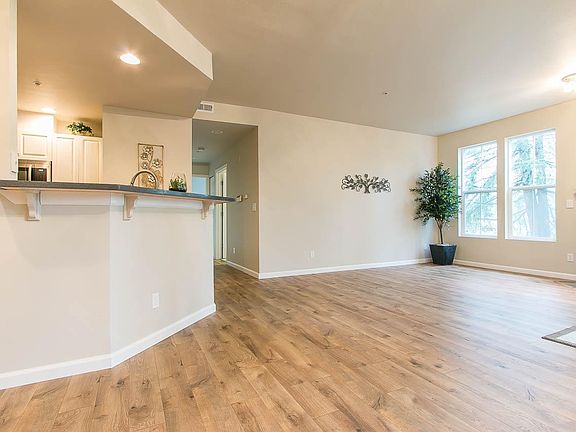 5th image of 2126 Newport Way NW