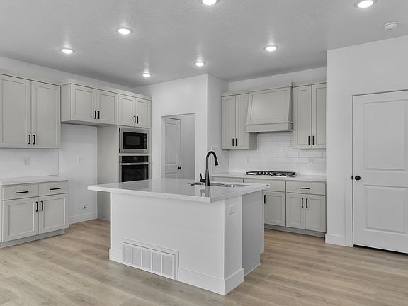 5th image of 2820 W Aurora Ave