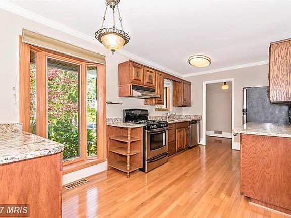 Gourmet Kitchen with Bay Window