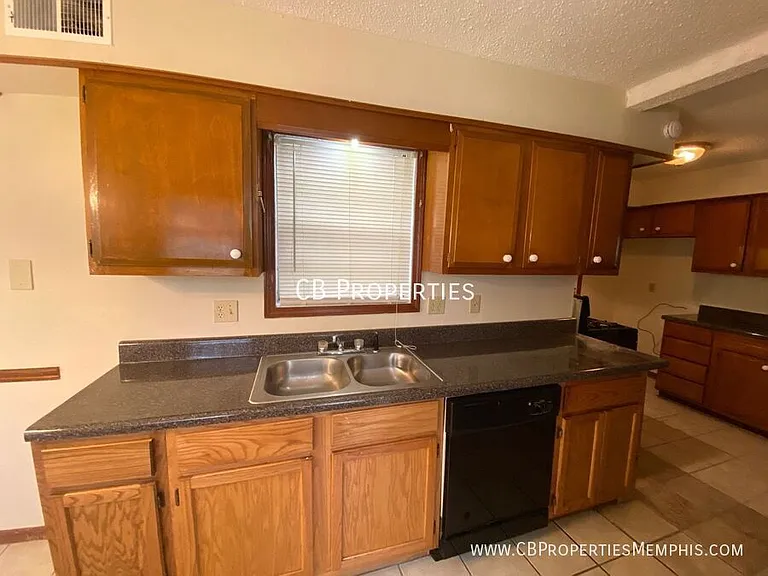 1491 E Holmes Rd — Photo 2