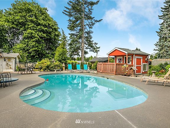 3rd image of 6400 E Sarazen Street SE