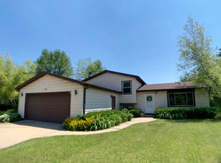 535 Whispering Pines Rd, Lindenhurst, IL 60046
