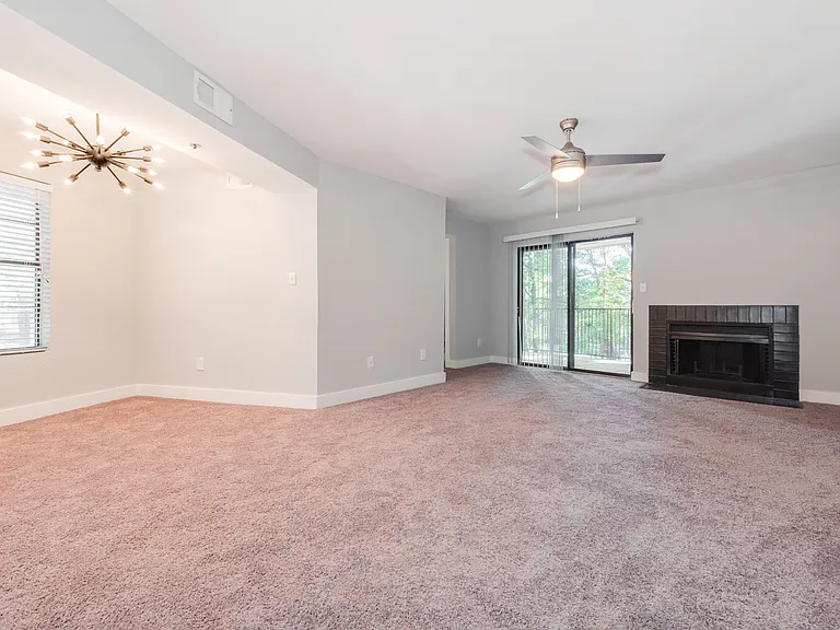 Woodford Apartments — Photo 31